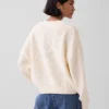 Swetr oversize z dekoltem w serek, wykonany w 100% z bawełny