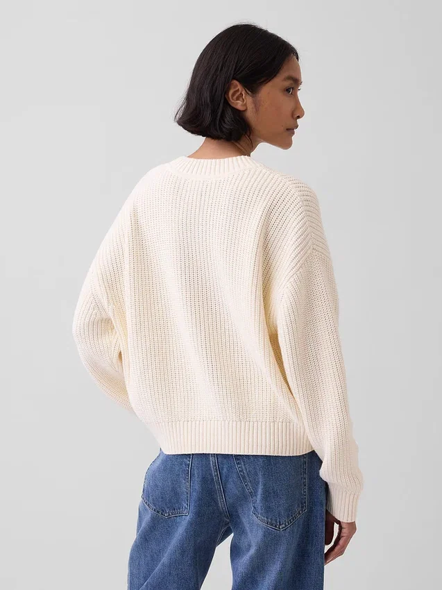 Swetr oversize z dekoltem w serek, wykonany w 100% z bawełny