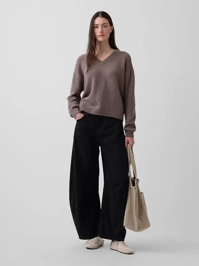 Swetr oversize z dekoltem w serek z dzianiny CashSoft