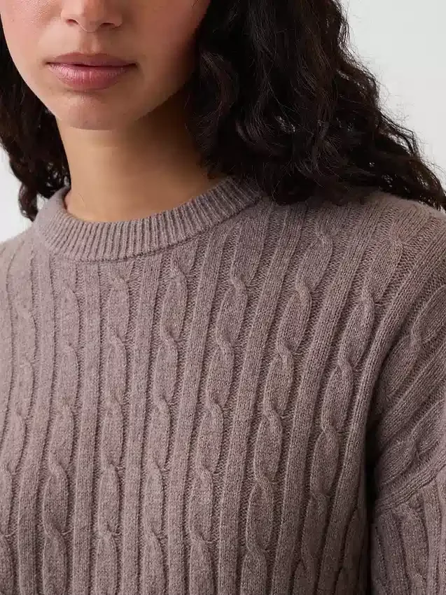 Swetr z dzianiny warkoczowej CashSoft w stylu oversize