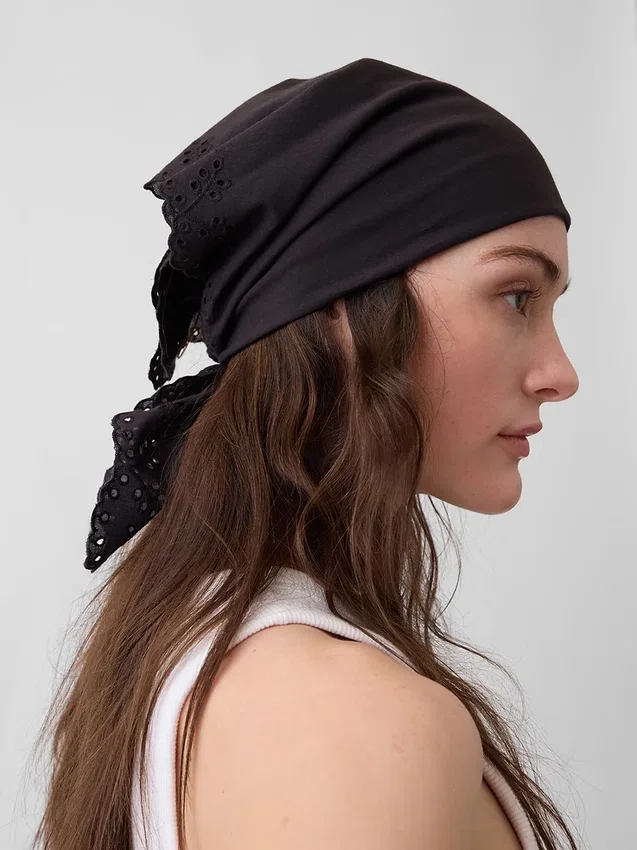 Szalik typu bandana z 100% bawełny z ażurowymi wykończeniami