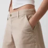Szorty w kolorze khaki o średnim stanie