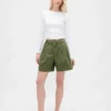 Szorty z plisami z tkaniny skośnej o średnim stanie, 6"