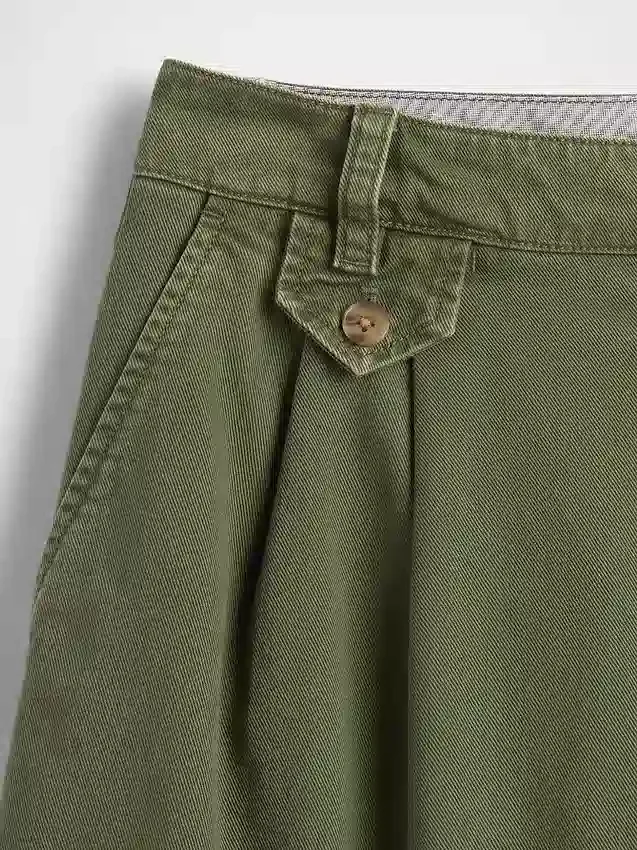 Szorty z plisami z tkaniny skośnej o średnim stanie, 6"
