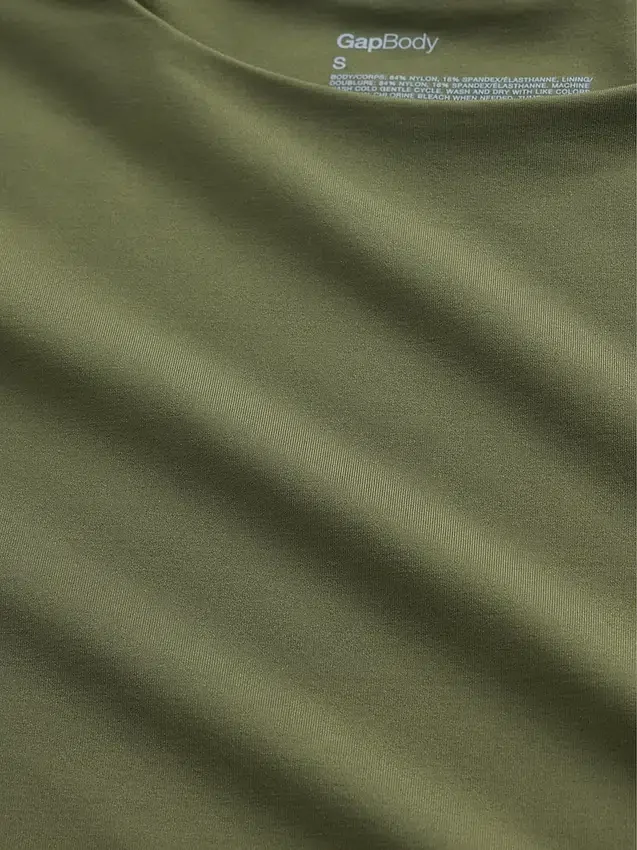 T-shirt typu „second skin” o skróconym kroju