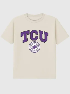 T-shirt z ciemnym nadrukiem przedstawiającym herb uczelni TCU (Texas Christian University)