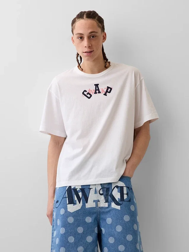 T-shirt z luźnym logo GAP × Awake Ny