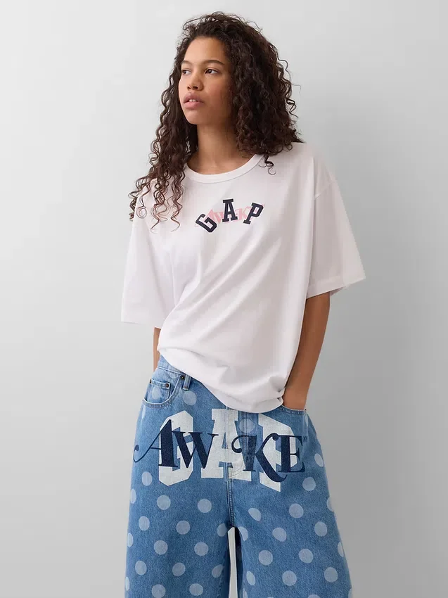 T-shirt z luźnym logo GAP × Awake Ny