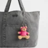 Wisiorek do torby z motywem bluzy z kapturem Brannan Bear
