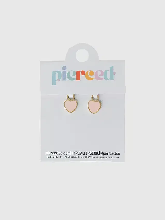 Wisiorek w kształcie brzoskwiniowego serca marki Pierced Co do kolczyków typu huggie