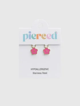Wisiorek w kształcie kwiatka w kolorze intensywnego różu marki Pierced Co do kolczyków typu huggie