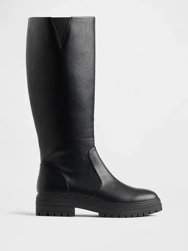 Wysokie buty z wegańskiej skóry z podeszwą z grubym bieżnikiem