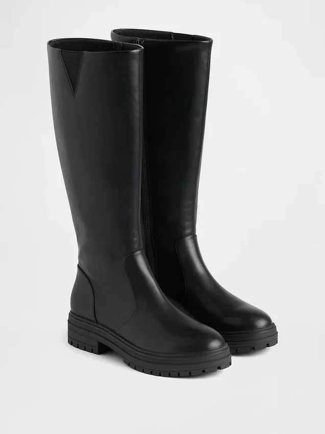Wysokie buty z wegańskiej skóry z podeszwą z grubym bieżnikiem
