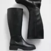 Wysokie buty z wegańskiej skóry z podeszwą z grubym bieżnikiem