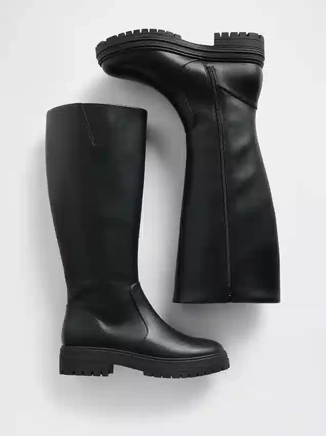 Wysokie buty z wegańskiej skóry z podeszwą z grubym bieżnikiem