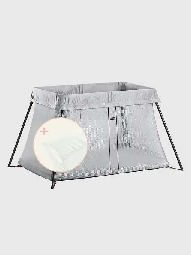 Zestaw łóżeczka turystycznego Babybjorn Light z prześcieradłem na gumce