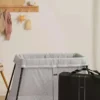 Zestaw łóżeczka turystycznego Babybjorn Light z prześcieradłem na gumce