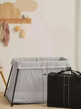 Zestaw łóżeczka turystycznego Babybjorn Light z prześcieradłem na gumce
