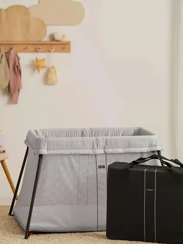 Zestaw łóżeczka turystycznego Babybjorn Light z prześcieradłem na gumce