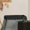 Zestaw łóżeczka turystycznego Babybjorn Light z prześcieradłem na gumce