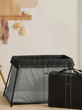 Zestaw łóżeczka turystycznego Babybjorn Light z prześcieradłem na gumce