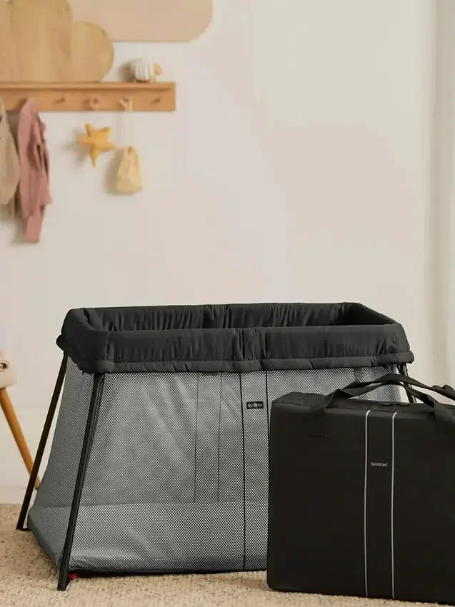 Zestaw łóżeczka turystycznego Babybjorn Light z prześcieradłem na gumce