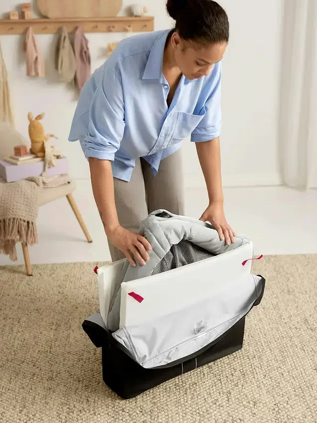 Zestaw łóżeczka turystycznego Babybjorn Light z prześcieradłem na gumce