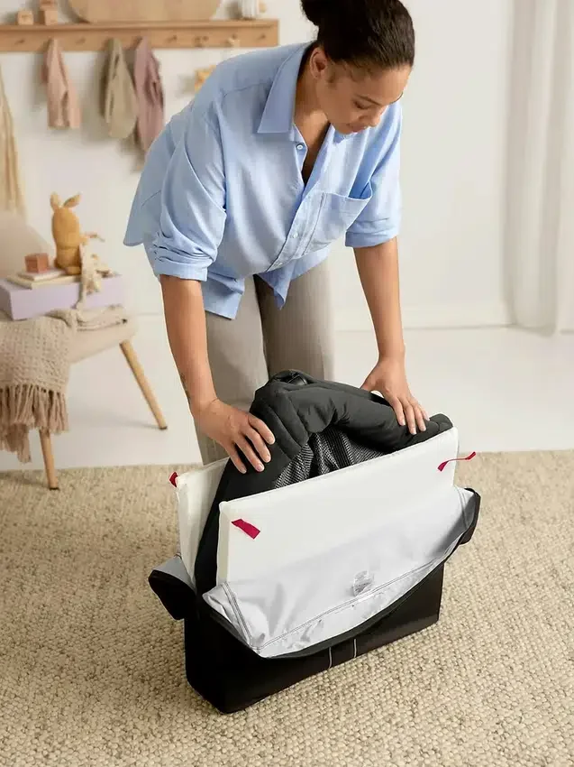Zestaw łóżeczka turystycznego Babybjorn Light z prześcieradłem na gumce