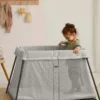 Zestaw łóżeczka turystycznego Babybjorn Light z prześcieradłem na gumce