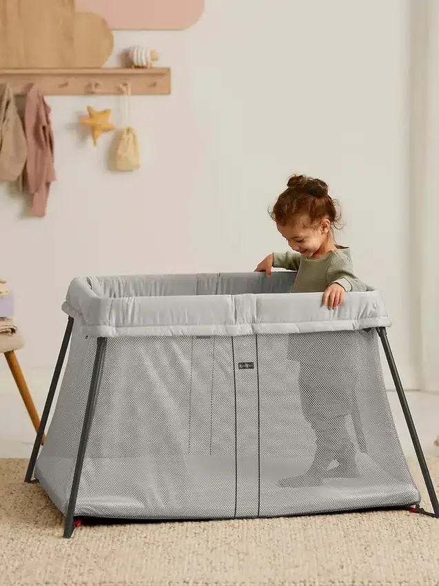 Zestaw łóżeczka turystycznego Babybjorn Light z prześcieradłem na gumce