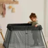 Zestaw łóżeczka turystycznego Babybjorn Light z prześcieradłem na gumce