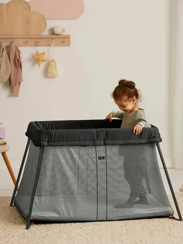 Zestaw łóżeczka turystycznego Babybjorn Light z prześcieradłem na gumce